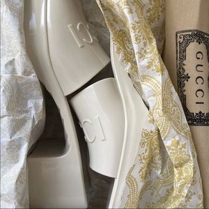 Gucci Women's rubber slide sandal